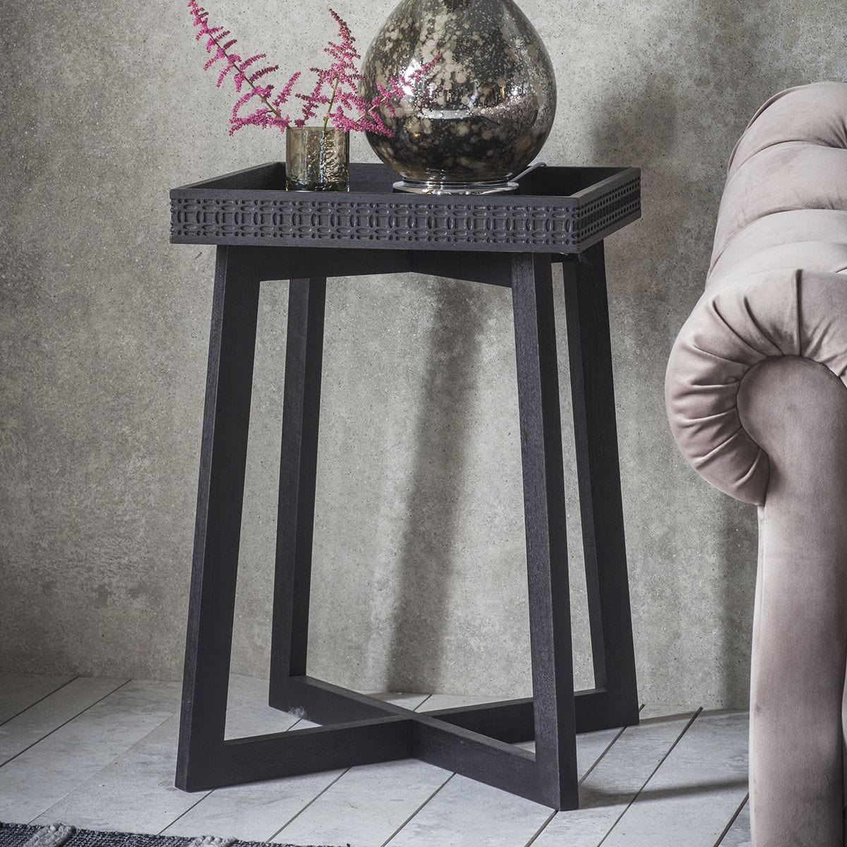 Table de chevet en bois de manguier avec motif incrusté et ajouré