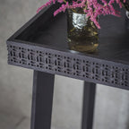 Table de chevet en bois de manguier avec motif incrusté et ajouré