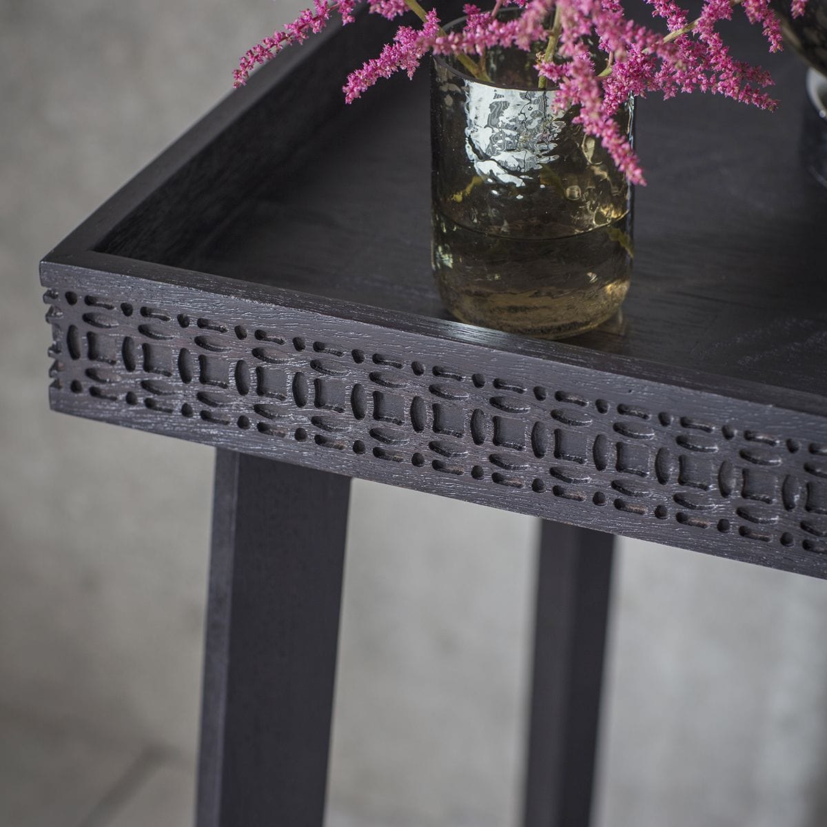 Table de chevet en bois de manguier avec motif incrusté et ajouré
