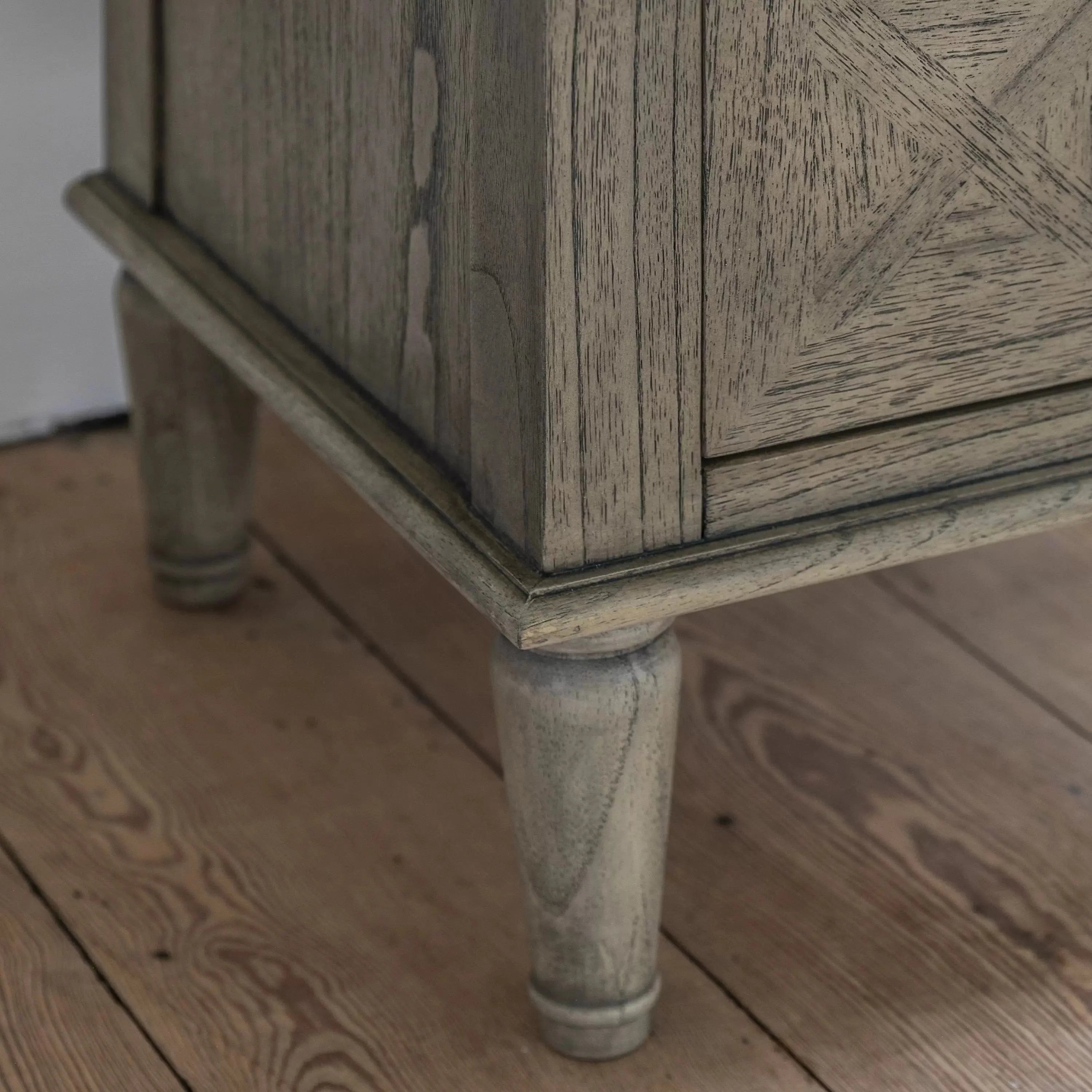 Table de chevet à 2 tiroirs avec incrustation en parquet et pieds tournés