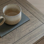 Table de chevet à 2 tiroirs avec incrustation en parquet et pieds tournés