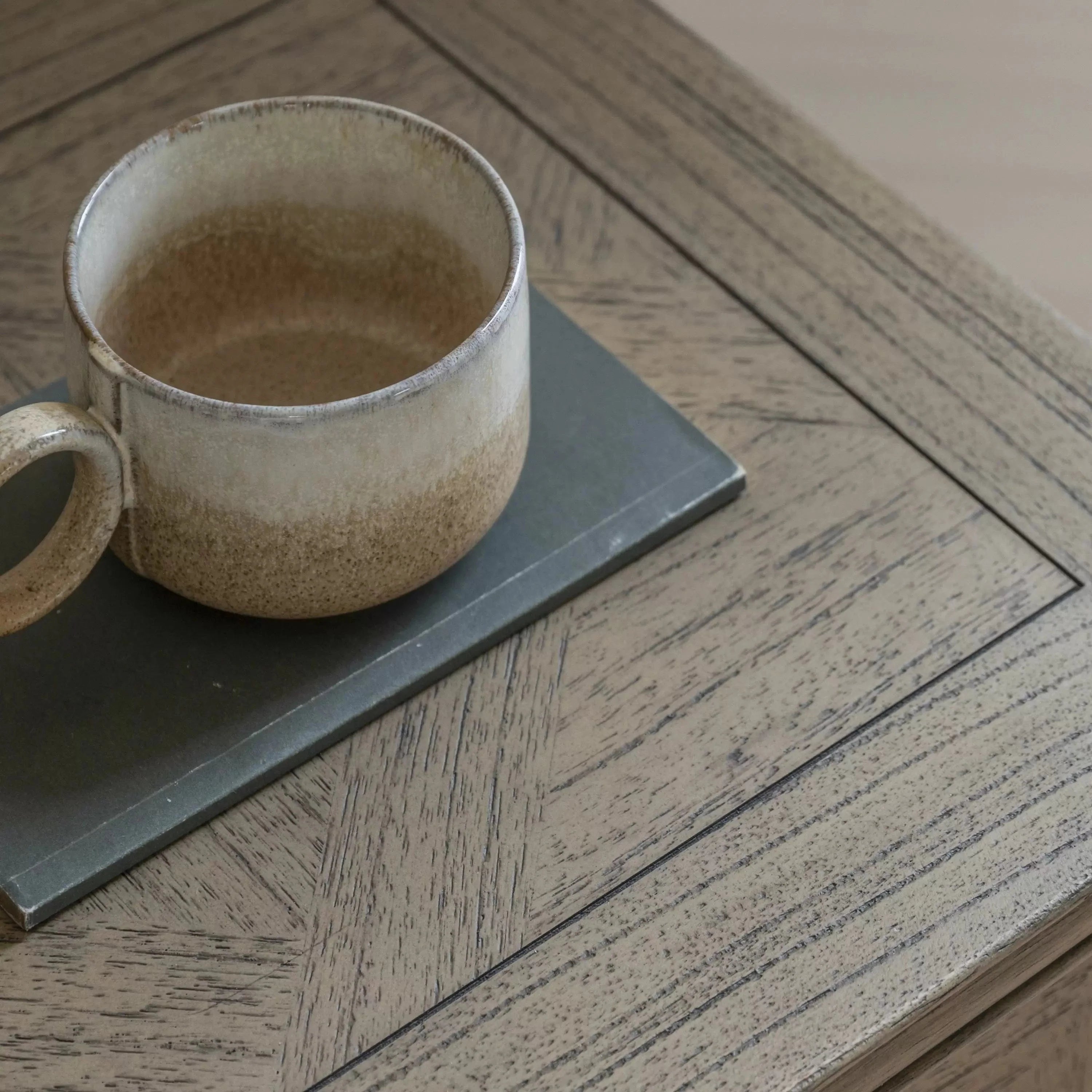 Table de chevet à 2 tiroirs avec incrustation en parquet et pieds tournés