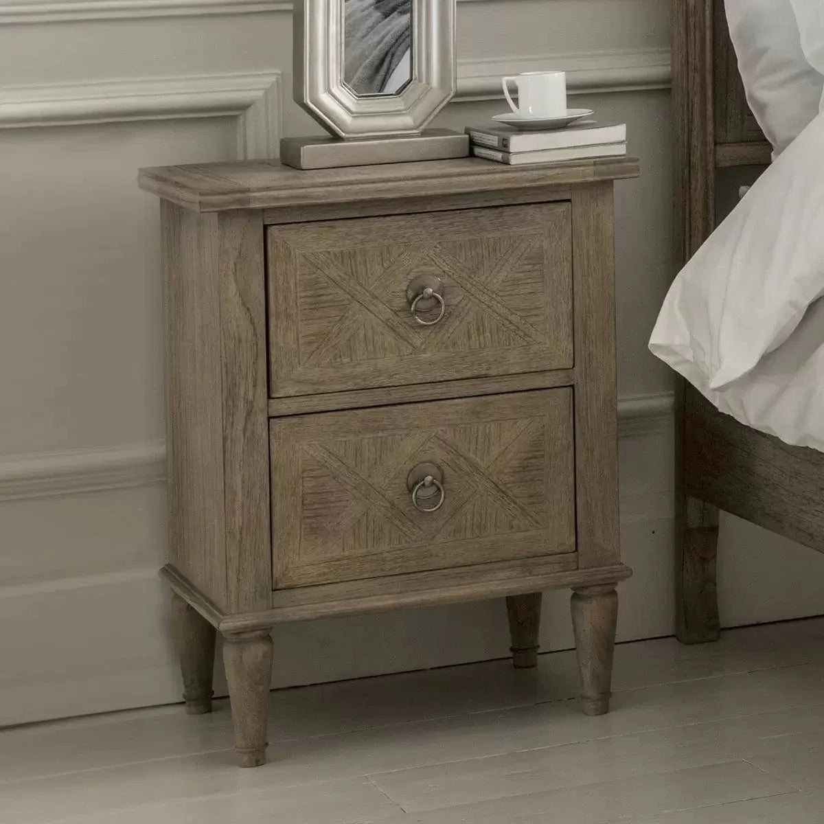 Table de chevet à 2 tiroirs avec incrustation en parquet et pieds tournés