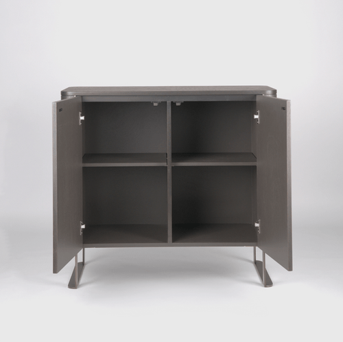 Meuble bas à 2 portes et ouverture par pression, en chêne Nera avec détails en acier bronze