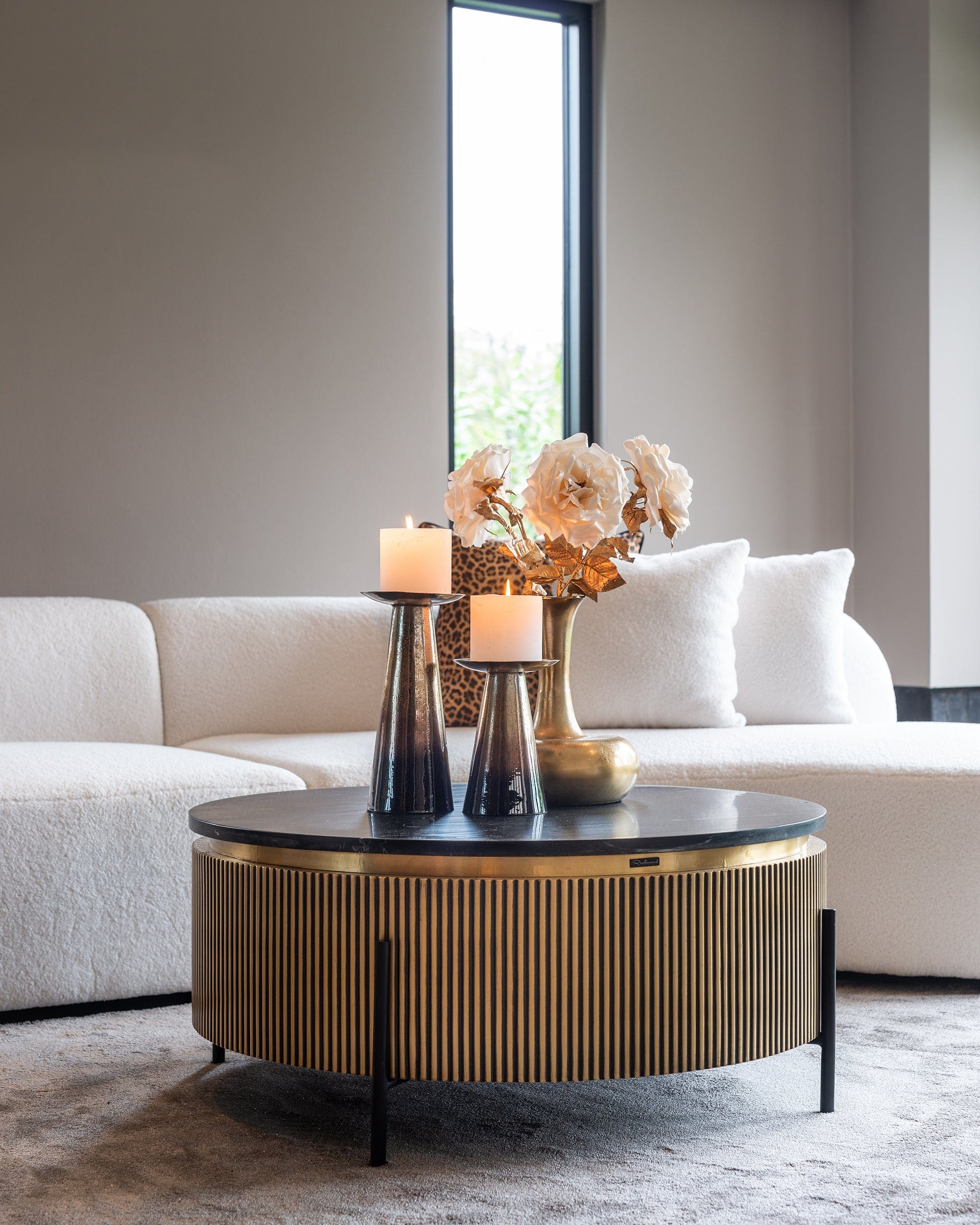 Table basse ronde en marbre et laiton avec piètement en fer