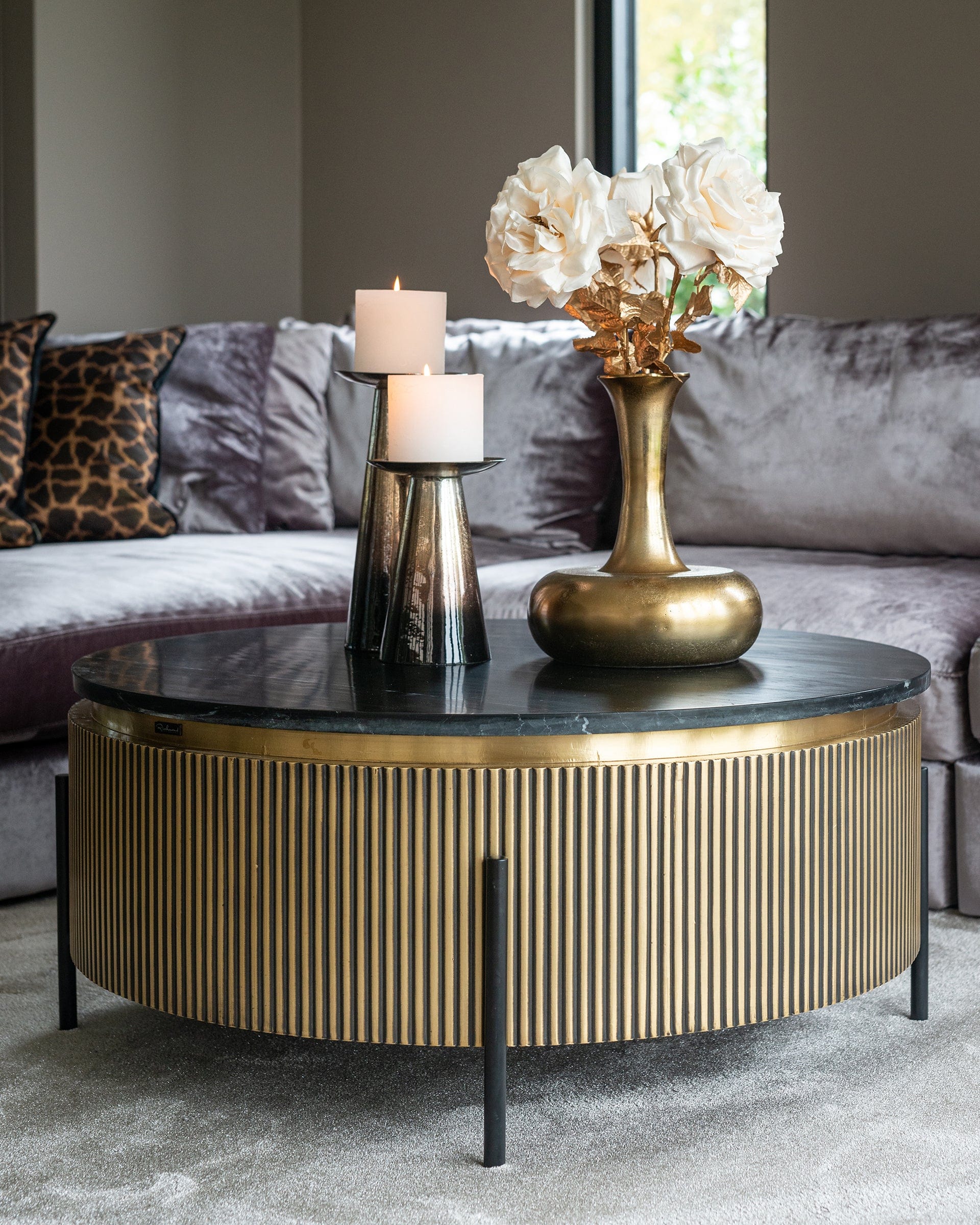 Table basse ronde en marbre et laiton avec piètement en fer