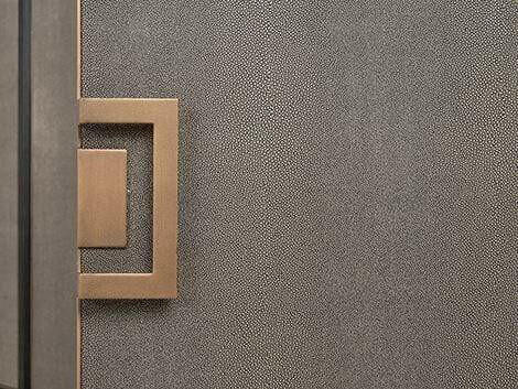Buffet 4 portes en chagrin avec détails en métal doré et intérieur en cuir PU