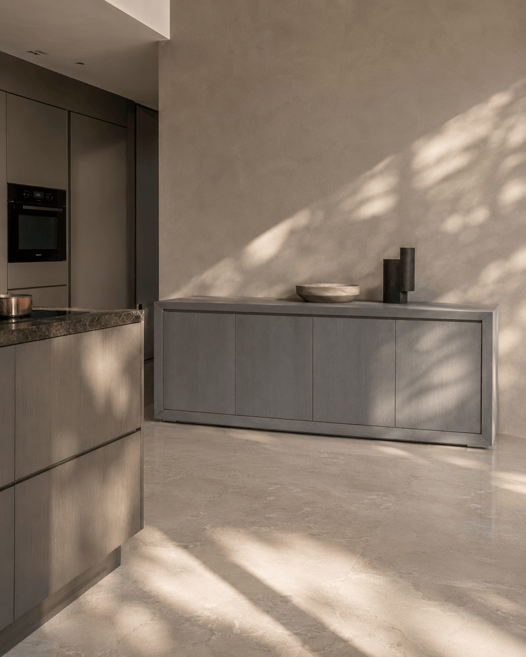 Buffet plaqué chêne gris clair de style Mid-Century avec étagères et tiroirs