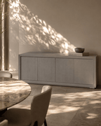 Buffet plaqué chêne gris clair de style Mid-Century avec étagères et tiroirs