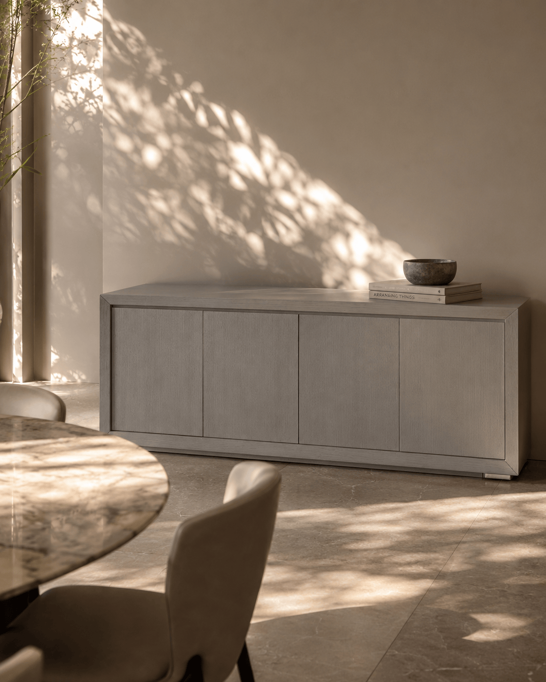 Buffet plaqué chêne gris clair de style Mid-Century avec étagères et tiroirs