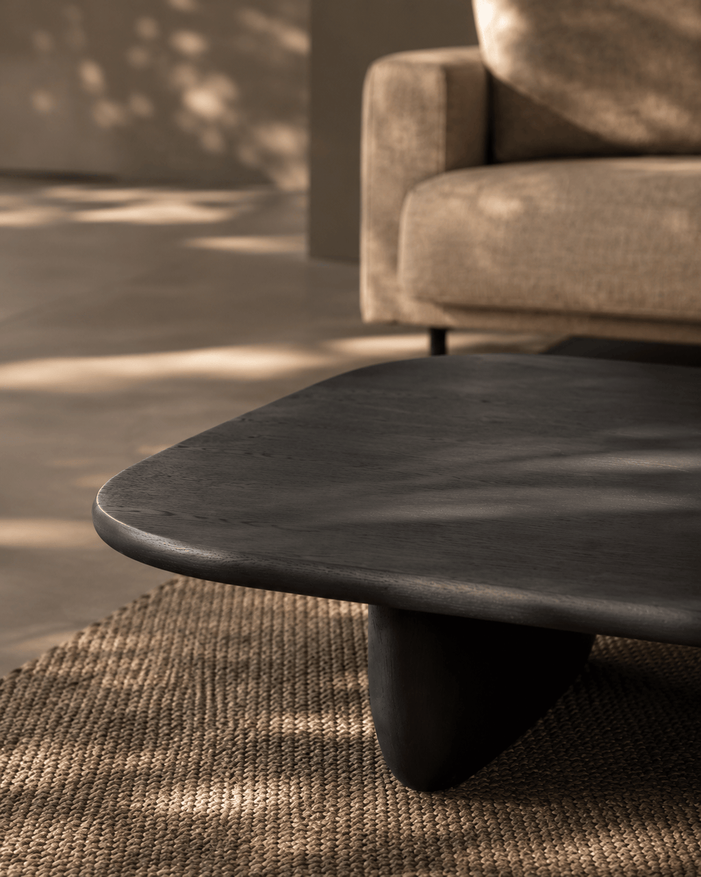 Table basse en placage de chêne fumé au design sculptural incurvé