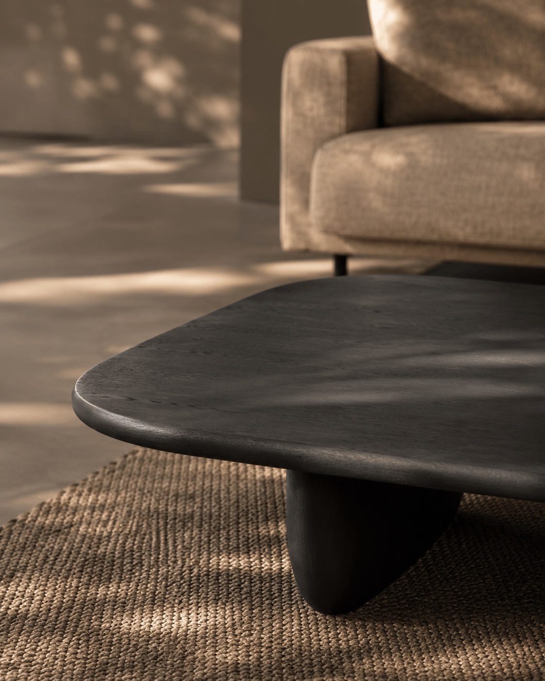 Table basse en placage de chêne fumé au design sculptural incurvé