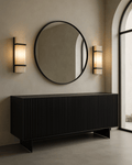 Buffet noir intégral avec détail avant côtelé et design contemporain