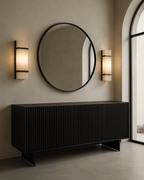 Buffet noir intégral avec détail avant côtelé et design contemporain