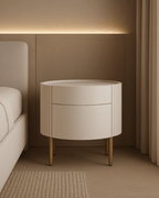 Table de chevet laquée beige avec pieds en laiton et détails côtelés