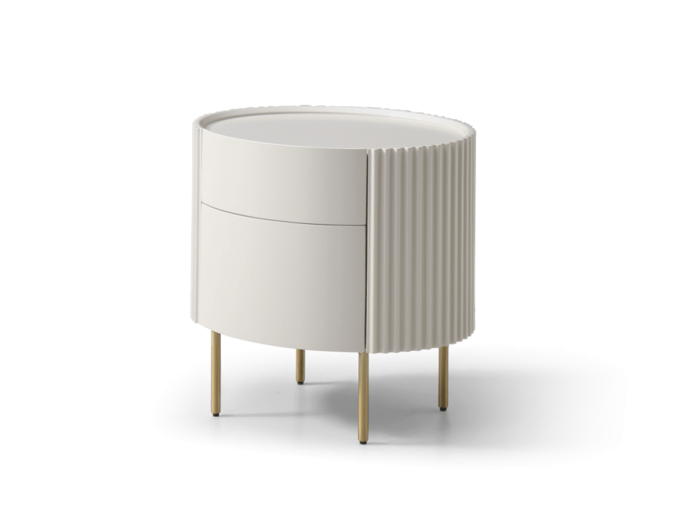 Table de chevet laquée beige avec pieds en laiton et détails côtelés