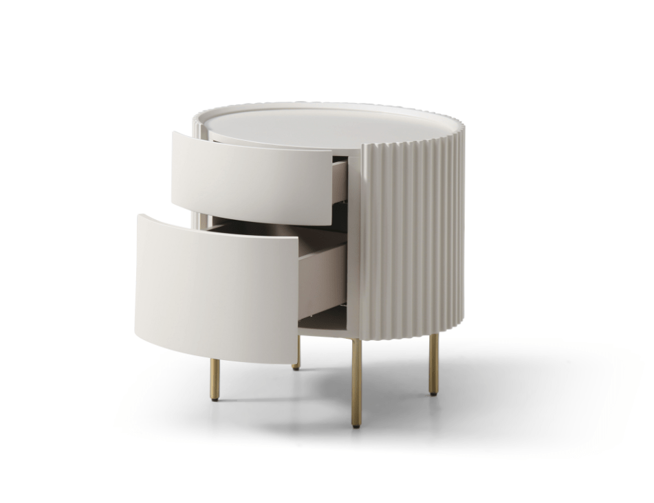 Table de chevet laquée beige avec pieds en laiton et détails côtelés