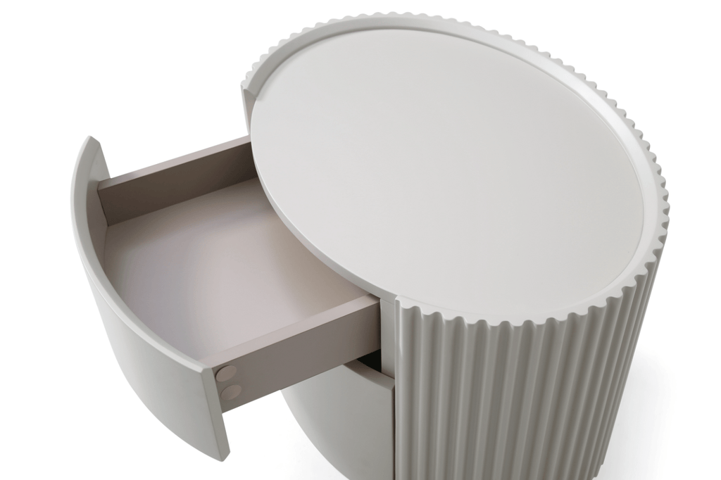 Table de chevet laquée beige avec pieds en laiton et détails côtelés
