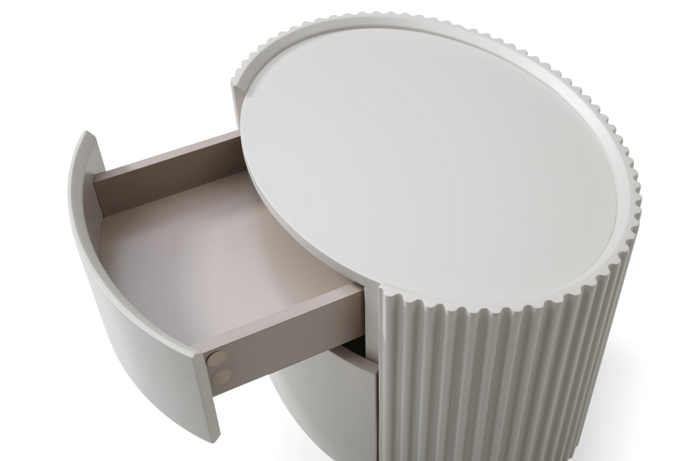 Table de chevet laquée beige avec pieds en laiton et détails côtelés