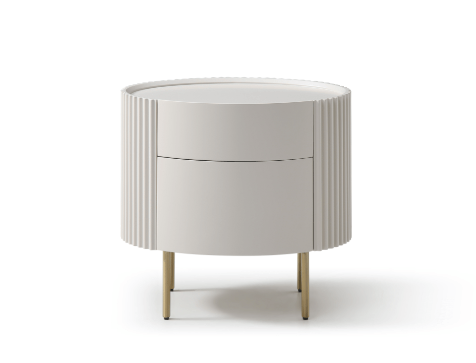 Table de chevet laquée beige avec pieds en laiton et détails côtelés