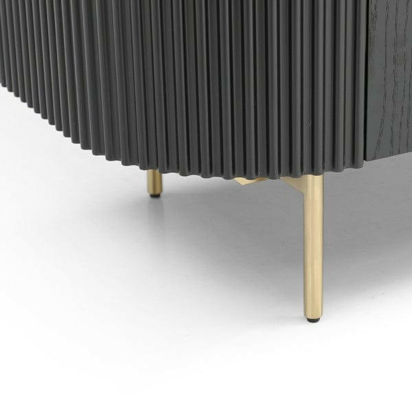Armoire 2 portes en chêne noir mat avec pieds en laiton et étagères en 4 parties