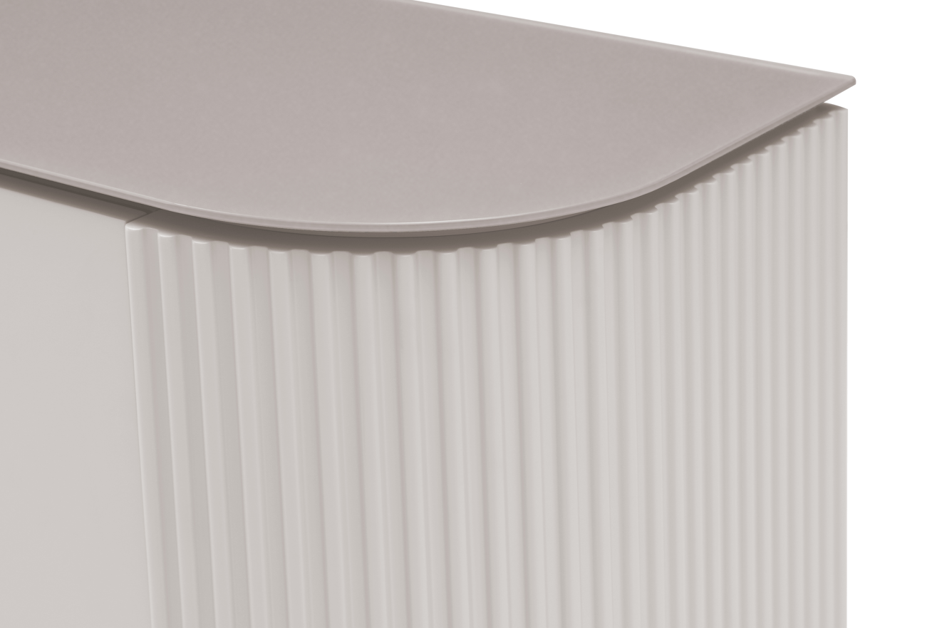 Buffet 3 portes laque beige mat avec plateau en verre et portes à fermeture amortie