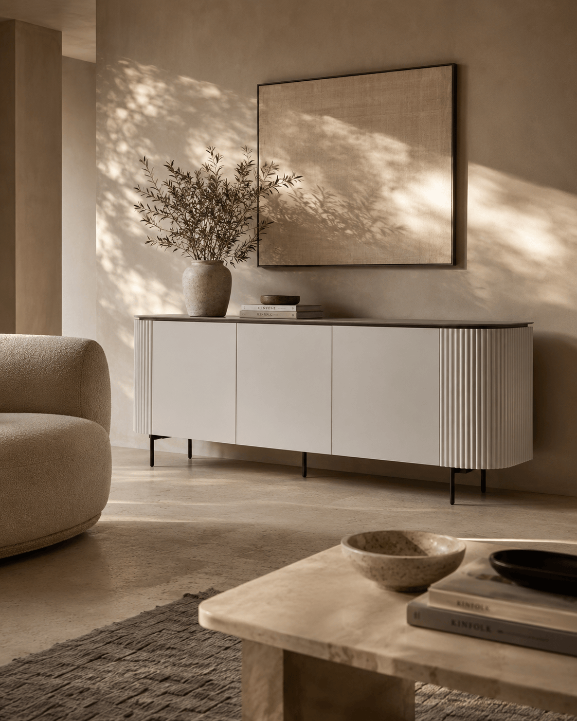 Buffet 3 portes laque beige mat avec plateau en verre et portes à fermeture amortie