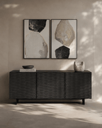 Buffet noir satiné mat avec façade décorative et pieds métalliques