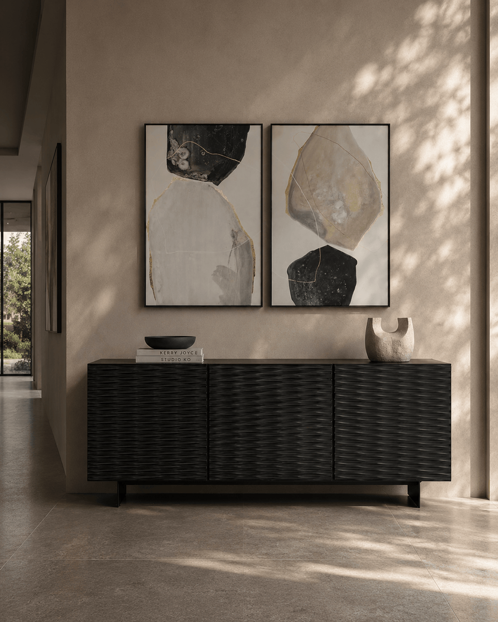 Buffet noir satiné mat avec façade décorative et pieds métalliques