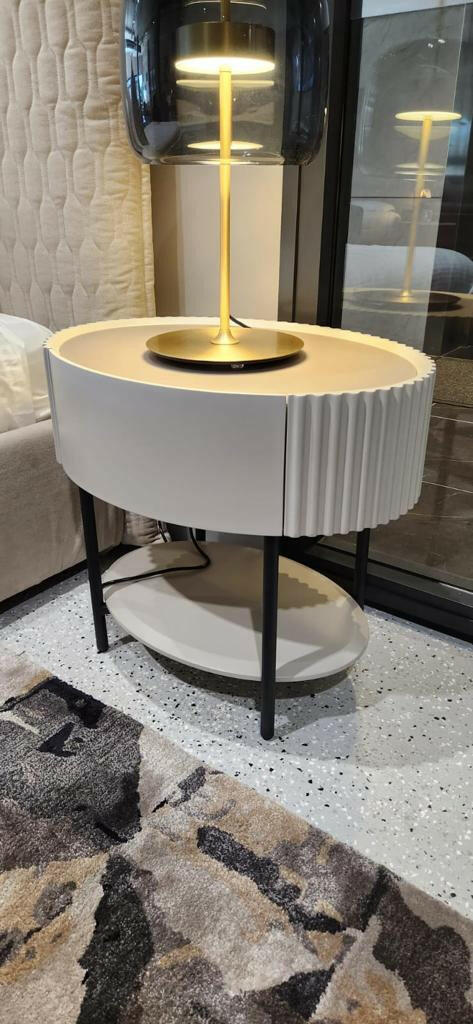 Table de chevet laquée beige avec tiroir à fermeture douce et pieds en métal noir