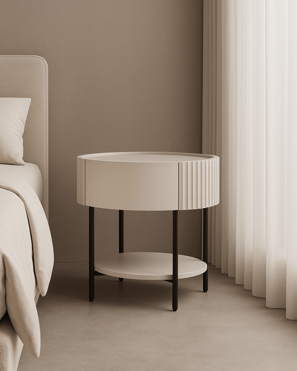Table de chevet laquée beige avec tiroir à fermeture douce et pieds en métal noir