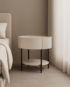 Table de chevet laquée beige avec tiroir à fermeture douce et pieds en métal noir