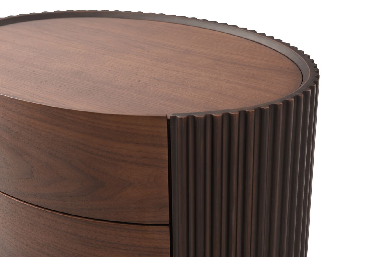Table de chevet en noyer avec pieds en laiton, panneaux nervurés et 2 tiroirs