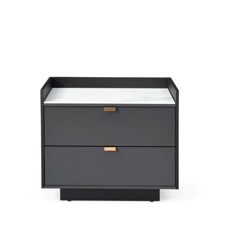 Table de chevet en céramique effet marbre blanc avec façades anthracite et poignées en laiton