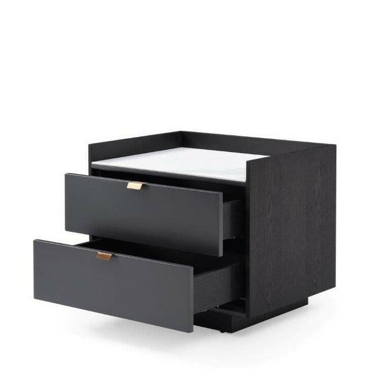 Table de chevet en céramique effet marbre blanc avec façades anthracite et poignées en laiton