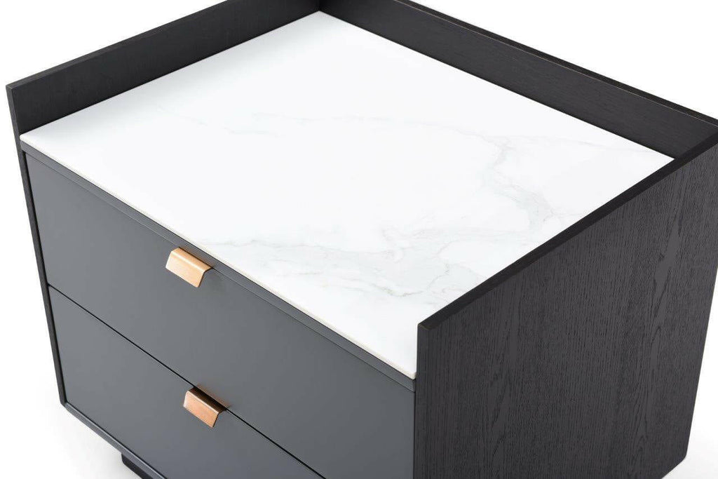 Table de chevet en céramique effet marbre blanc avec façades anthracite et poignées en laiton
