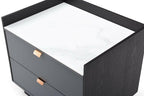Table de chevet en céramique effet marbre blanc avec façades anthracite et poignées en laiton