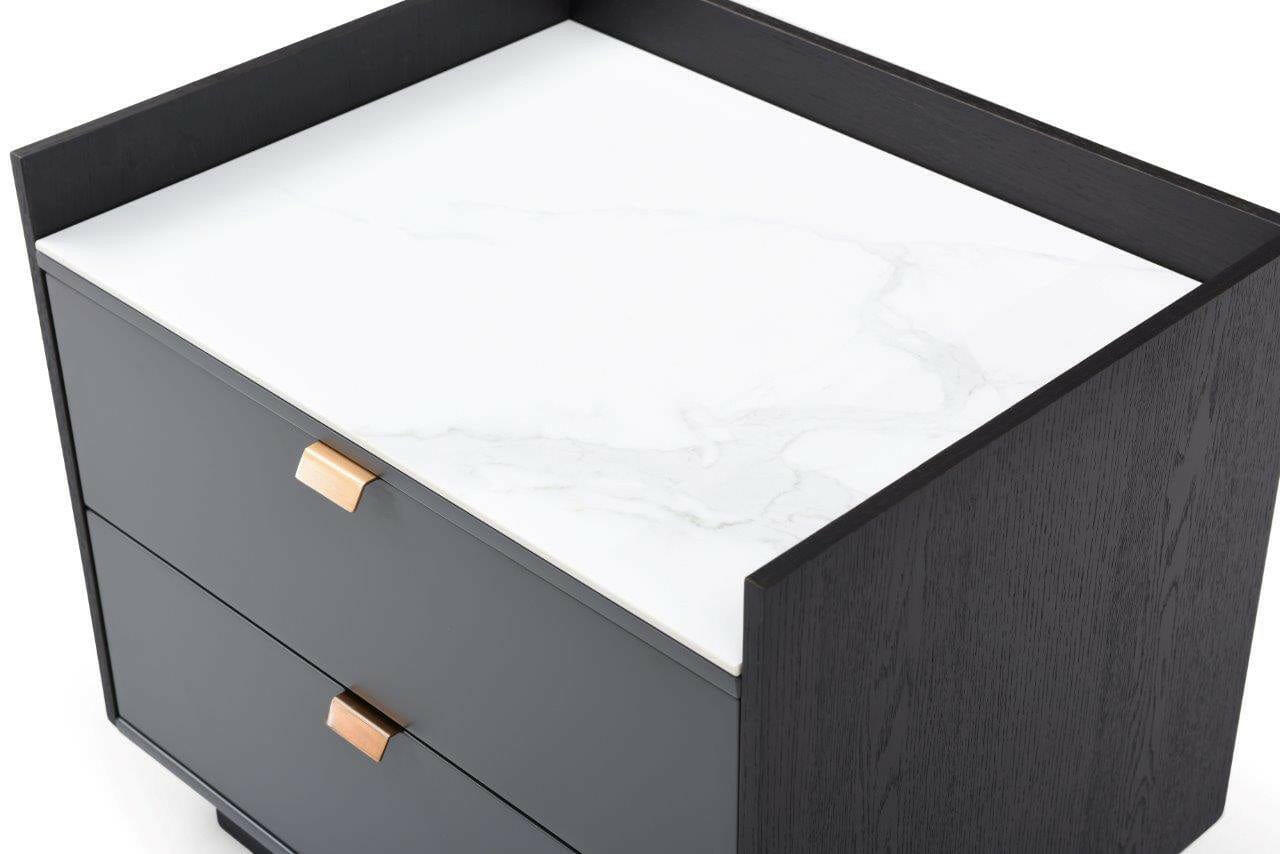 Table de chevet en céramique effet marbre blanc avec façades anthracite et poignées en laiton