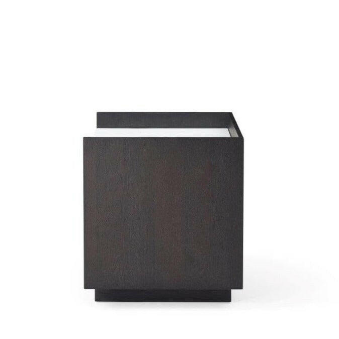 Table de chevet en céramique effet marbre blanc avec façades anthracite et poignées en laiton