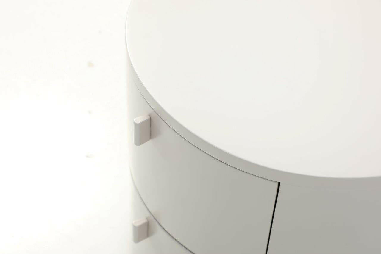 Table de chevet beige mat à bords arrondis avec tiroirs incurvés