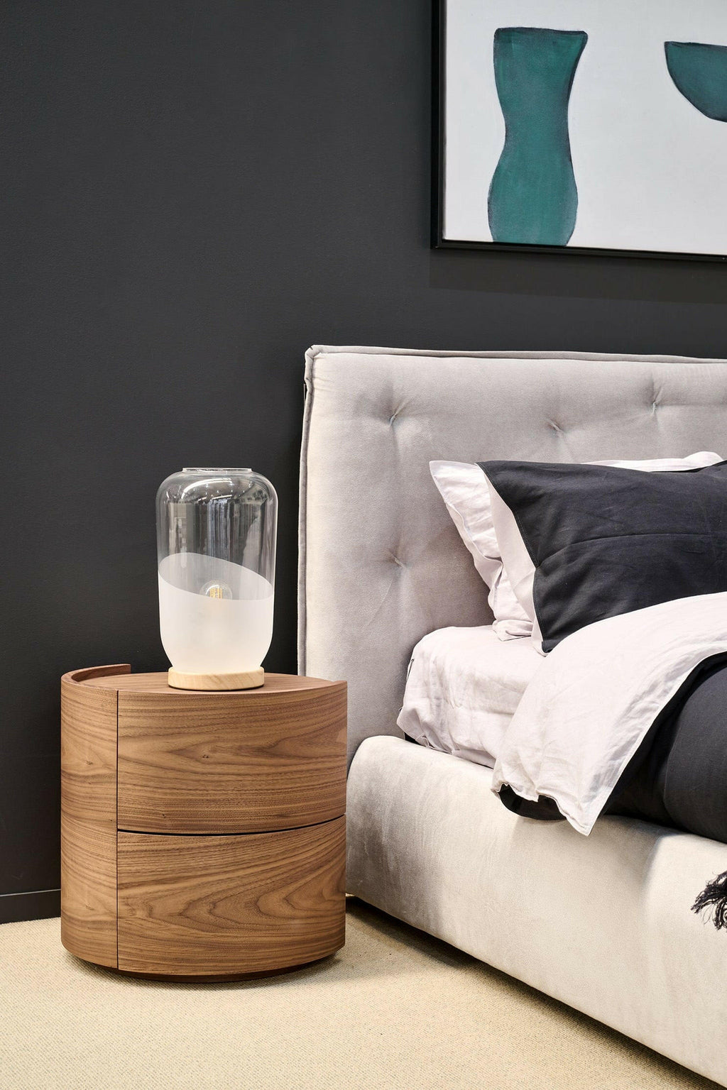 Table de chevet en placage de noyer avec tiroirs à fermeture douce et rebord – Paire
