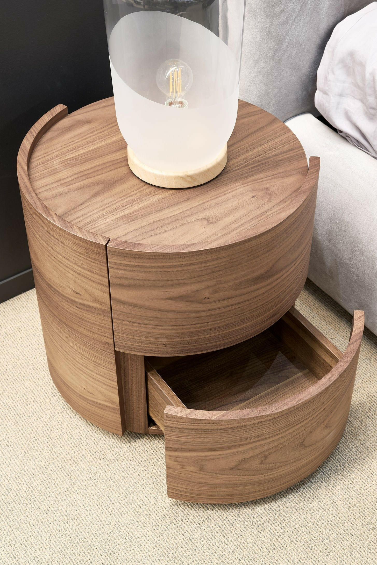 Table de chevet en placage de noyer avec tiroirs à fermeture douce et rebord – Paire