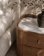 Table de chevet en placage de noyer et marbre avec 2 tiroirs et lignes courbes
