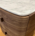 Table de chevet en placage de noyer et marbre avec 2 tiroirs et lignes courbes