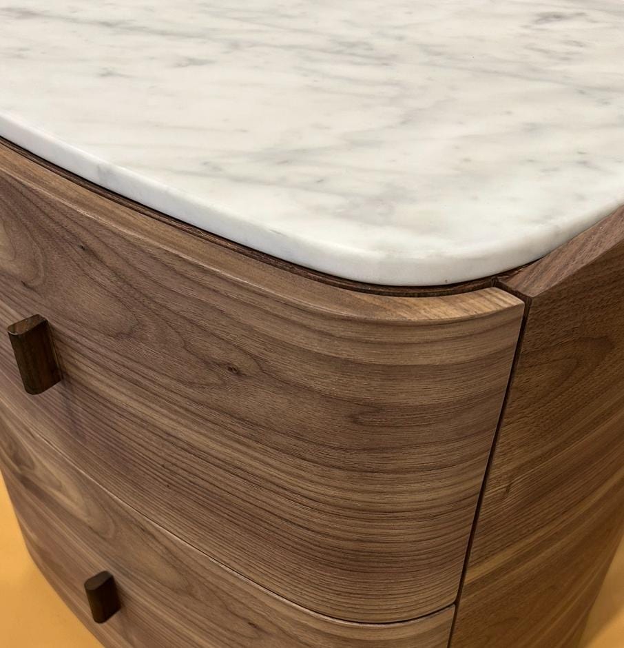 Table de chevet en placage de noyer et marbre avec 2 tiroirs et lignes courbes